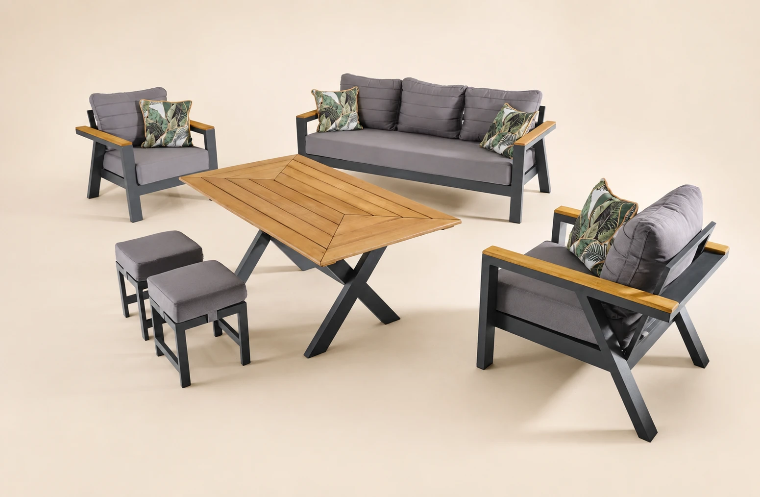 Kapalı yan panelli eğimli ayaklı oturma grubu, ahşap tonlu kol üstleri, puflar ve X ayaklı masa